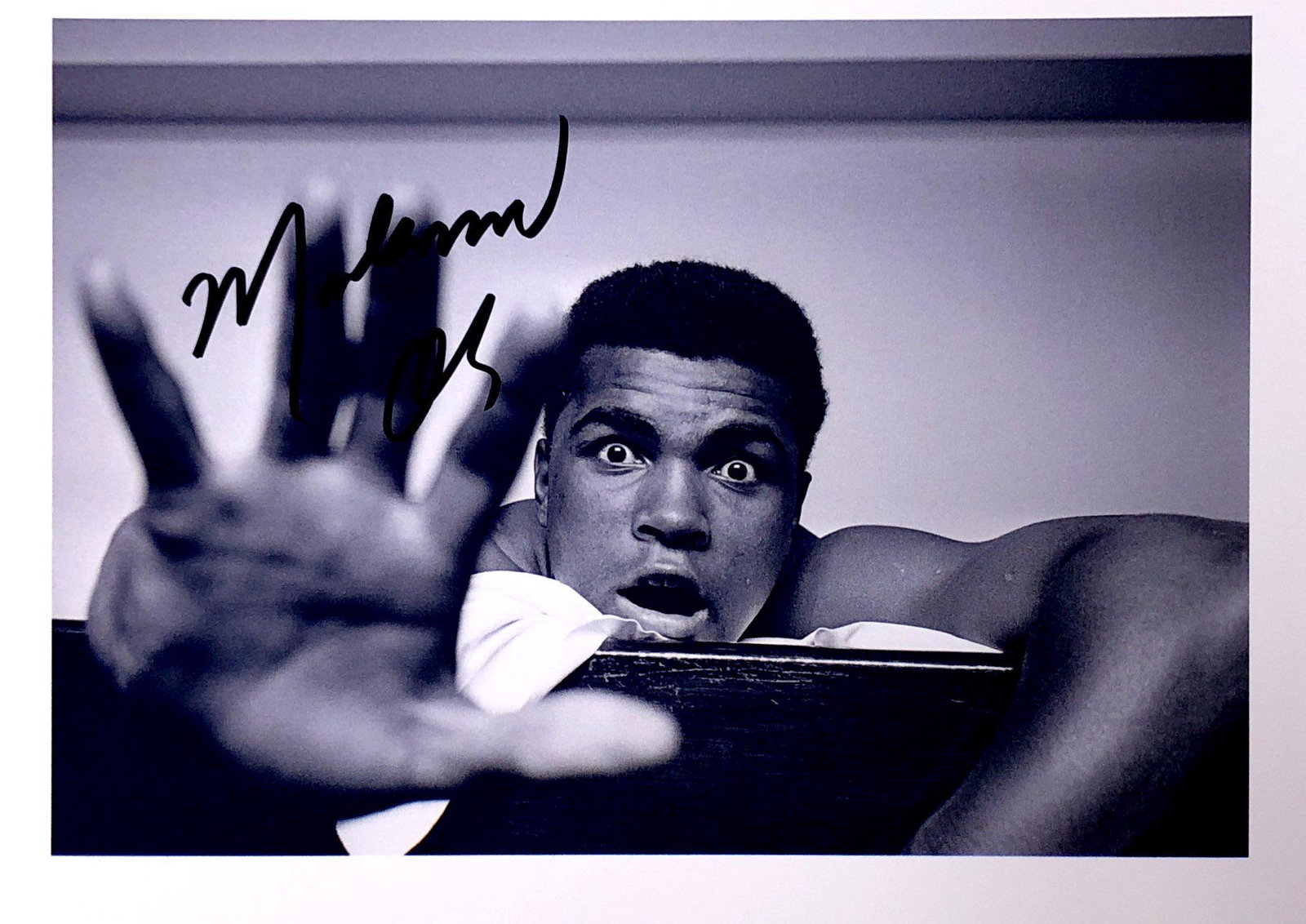 Muhammad Ali Autograph Signed Photo: Category: Autograph Photo CollectiblesSize: Width 8 inches x Height 5 inchesAutograph Includes: Muhammad AliItem is in great condition with no damage, unframedIf image of documentation is attached in 