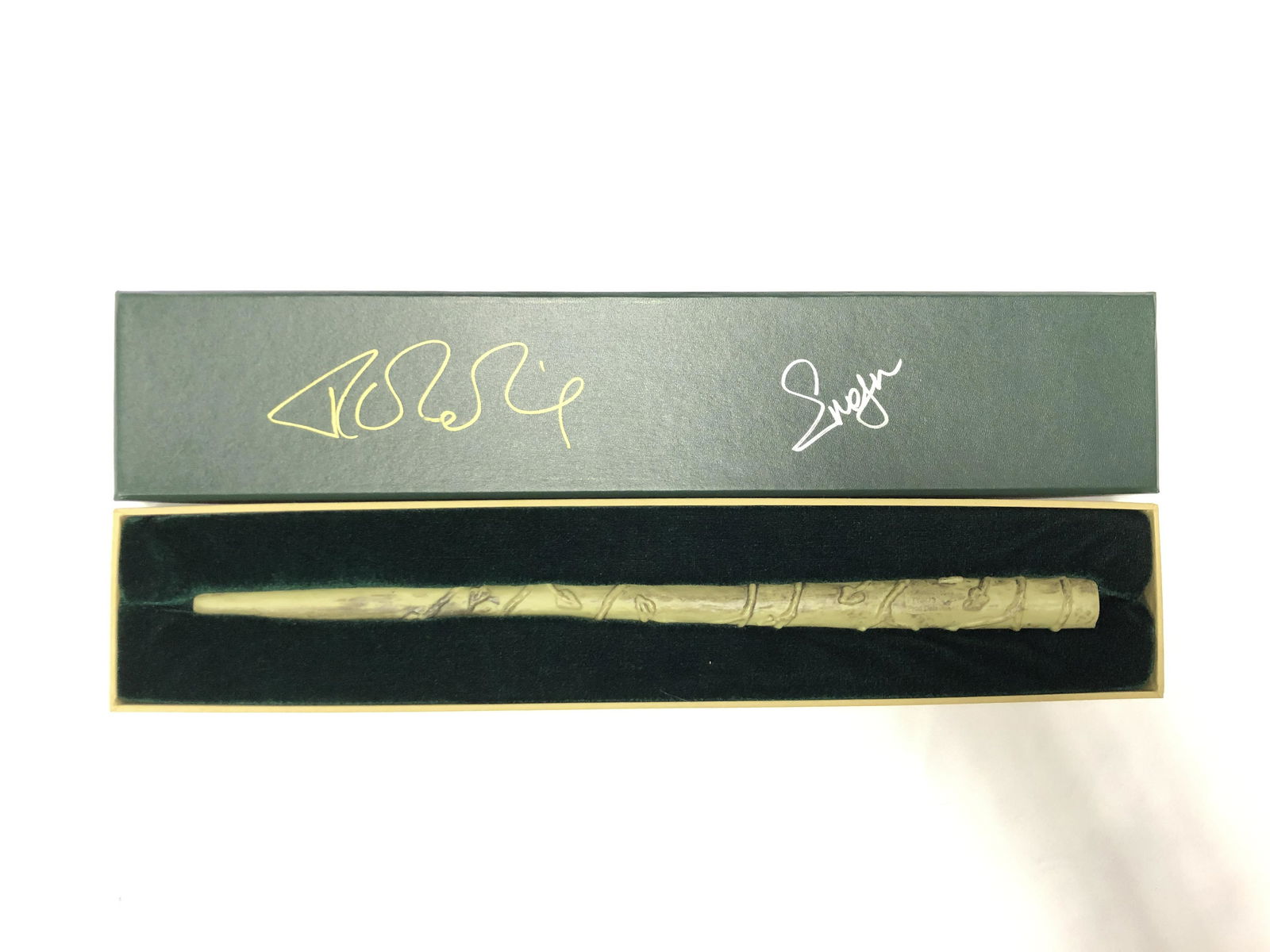 Emma Watson Autograph Signed Harry Potter Wand: Category: Autograph CollectiblesAutograph Includes: J.K. Rowling, Emma WatsonItem is in great condition with no damage, unframedIf image of documentation is attached in the listing, the lot is sold wi
