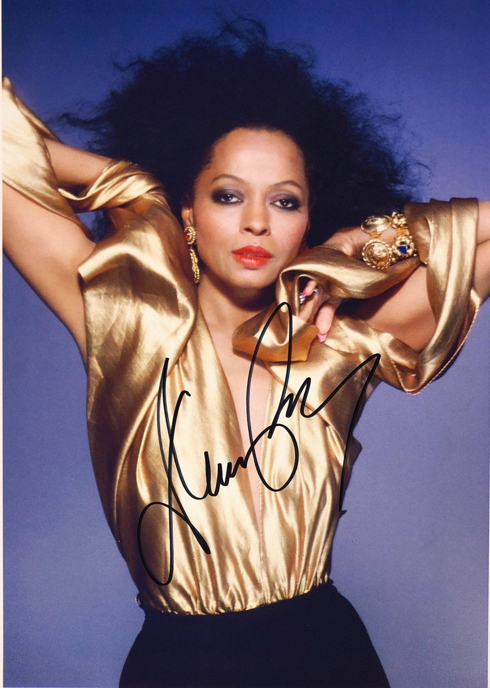 Diana Ross Autograph Signed Photo: Category: Autograph CollectiblesSize: Width 8 inches x Height 10 inchesAutograph Includes: Diana Ross Item is in great condition with no damage, unframedIf image of documentation is attached in the li