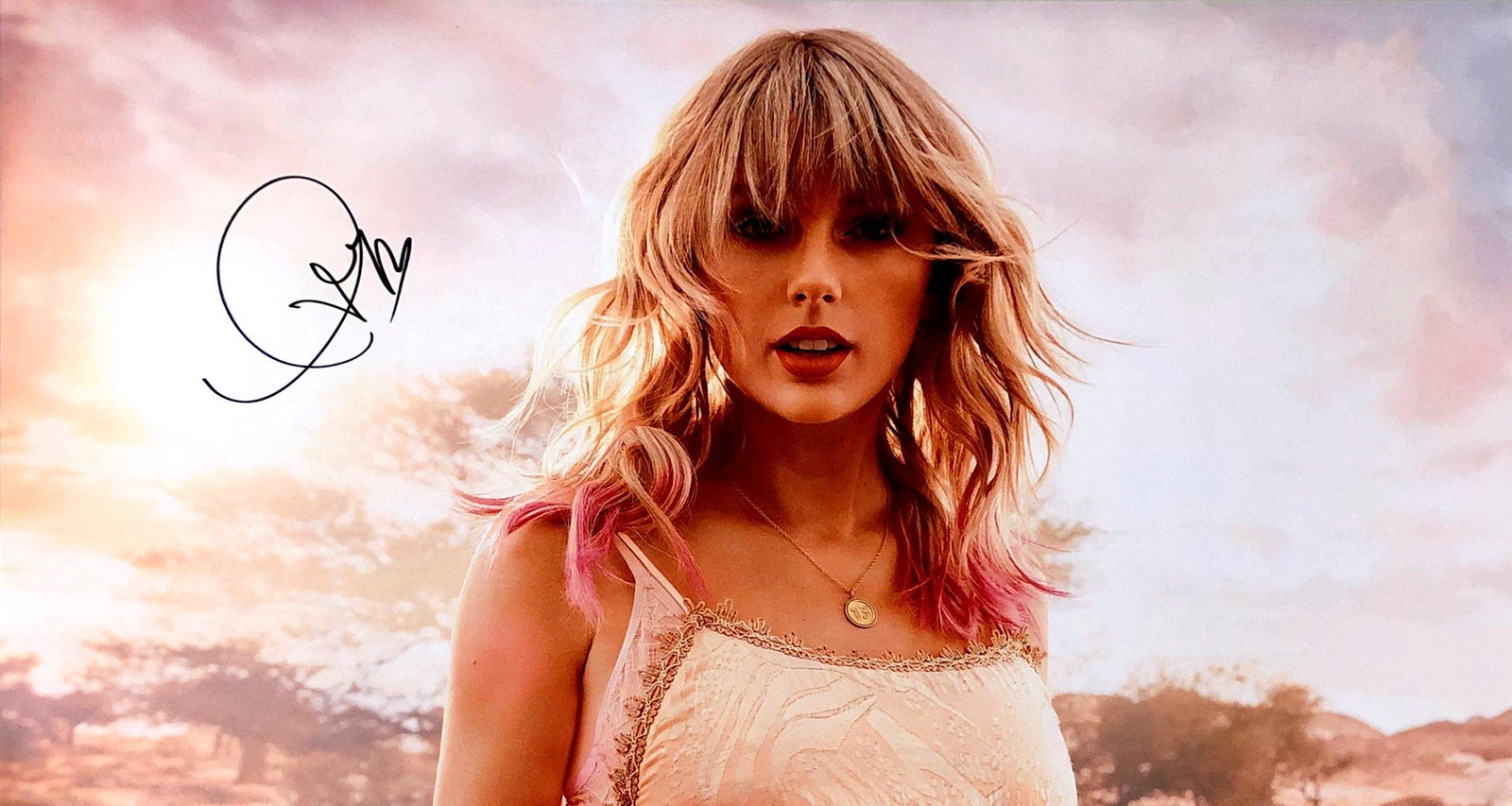 Taylor Swift Autograph Signed Poster: Category: Autograph Photo CollectiblesSize: Width 16 inches x Height 23 inchesAutograph Includes: Taylor SwiftItem is in great condition with no damage, unframedIf image of documentation is attached i