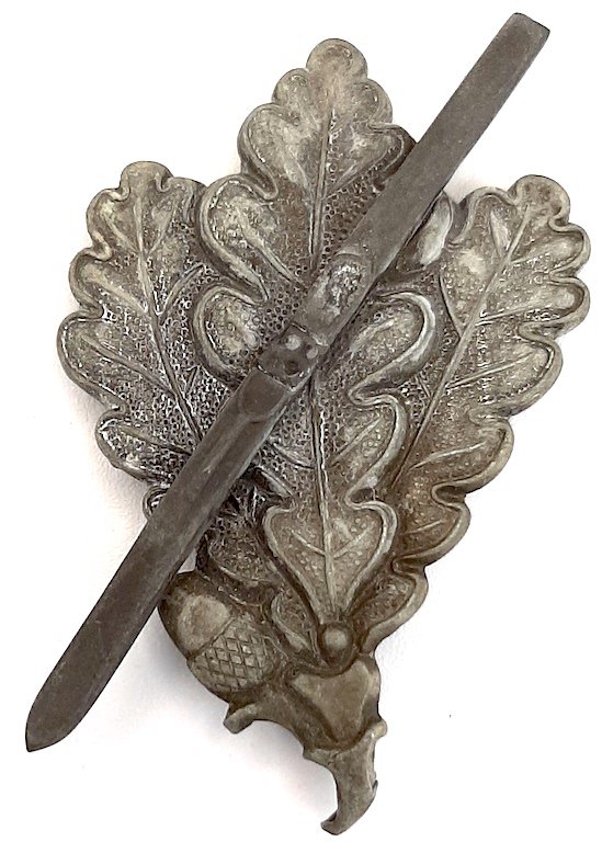 WW2 GERMAN NAZI SKI JAGER CAP BADGE INSIGNIA OAKLEAF: This unit was created in 1944. It wore the normal Jager badge but with the addition of a ski across. There were 2 variations: one with the ski as part of the badge and this one much rarer with the ski