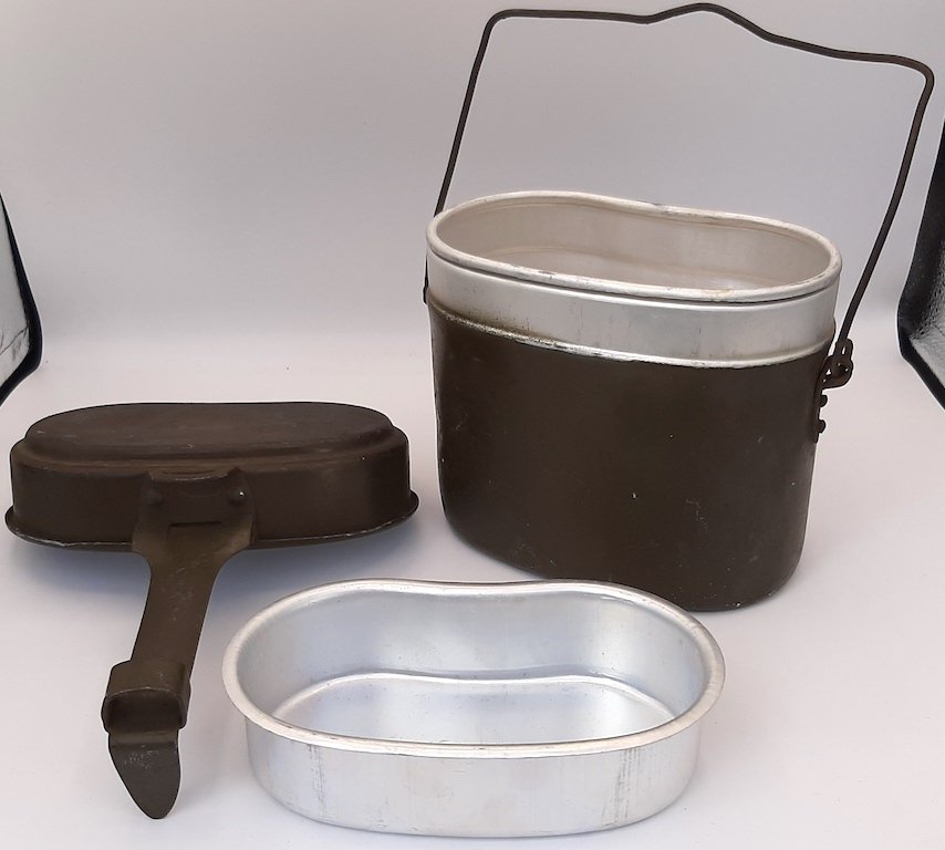 WW2 M45 WEHRMACHT WH WAFFEN SS MESS KIT M45 + BOWL RARE: To the best of my knowledge, there is only one source that clearly talks and pictures this very late modification to the mess kit. Pics shows the reference by a French author. According to Éric Lefè