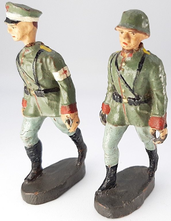 LOT 2 ELASTOLIN GERMAN TOYS FIGURINE MEDICAL TOY LINEOL: LOT OF 2 SOLDIERS IN CHARGE OF TRANSPORTATION OF WOUNDED SOLDIER ON A stretcher. ORIGINAL 1930S GERMANY TOY MADE BY ELASTOLIN.