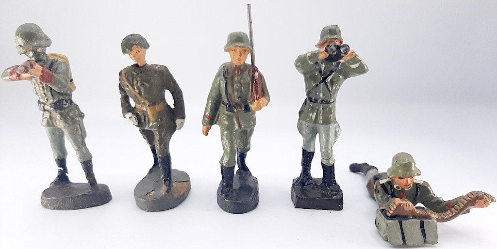 LINEOL ELASTOLIN WEHRMACHT FIGURINES TOY GAS MASK JOUET: LOT OF 5 ORIGINAL 1930s WEHRMACHT SOLDIERS INCLUDING ONE WITH A GAS MASK, 2 WITH GUNS, ONE WITH GOOGLE AND ONE WITH AMMOS SUPPLY ON THE GROUND. MIS OF ELASTOLIN AND LINEO AND HAUSSER (I THINK THE UNMA