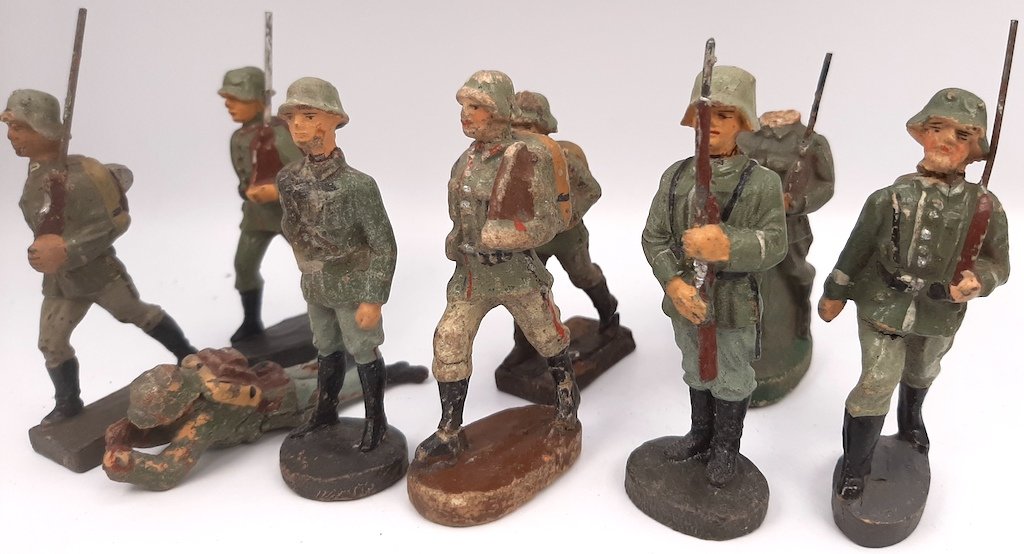 LOT 9 WEHRMACHT ELASTOLIN LINEOL HAUSSER WW2 TOY: LOT OF 9 WEHRMACHT SOLDIER TOYS FROM ELASTOLIN AND LINEOL MADE IN THE 1930S IN GERMANY. SOME ARE BROKEN, SEE THE PHOTOS FOR THE CONDITION.