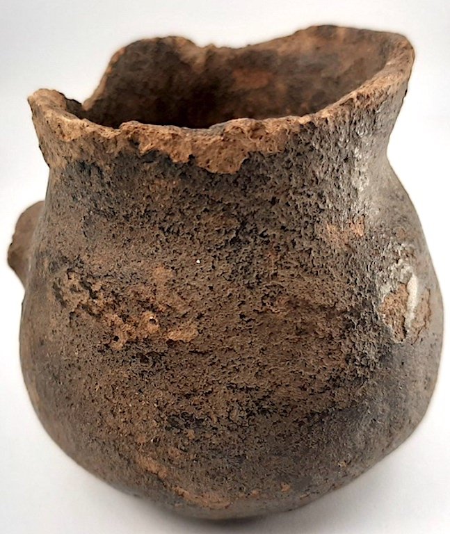 ANTIQUE POTTERY PRE COLUMBIAN VESSEL FROM PERU PERUVIAN: very old (over 600 years old) pottery from peru. museum piece.