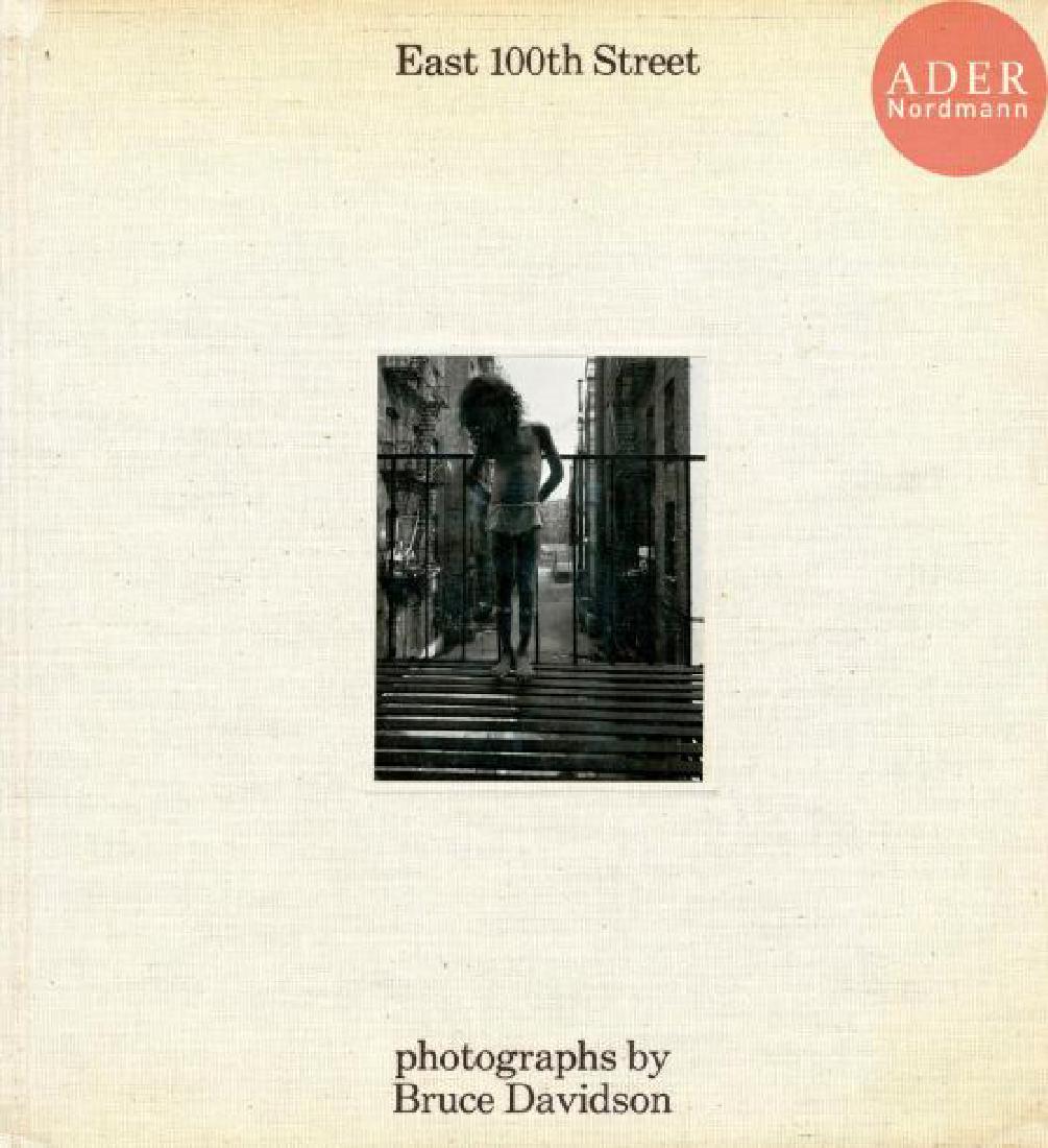 DAVIDSON, BRUCE (1933) East 100th Street.…: DAVIDSON, BRUCE (1933) East 100th Street. Photographs by Bruce Davidson. Harvard University Press, Cambridge, 1970. In-4 (30,5 x 27,5 cm). édition originale. Cartonnage d’éditeur en ti