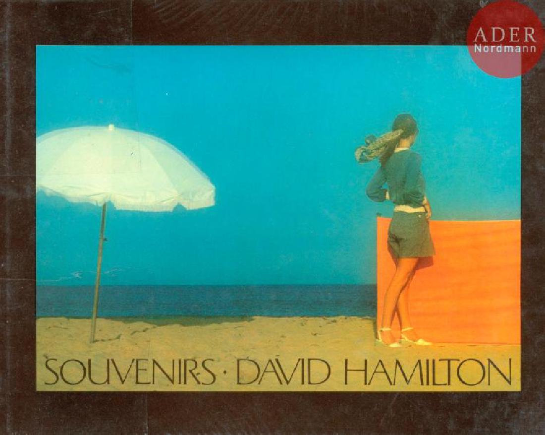 HAMILTON, DAVID (1933-2016) Quatre volumes,…: HAMILTON, DAVID (1933-2016) Quatre volumes, signés par David Hamilton. Rêves de jeunes filles. Robert Laffont, Paris, 1971. In-4 (29,5 x 22,5 cm). édition originale, signée. 143