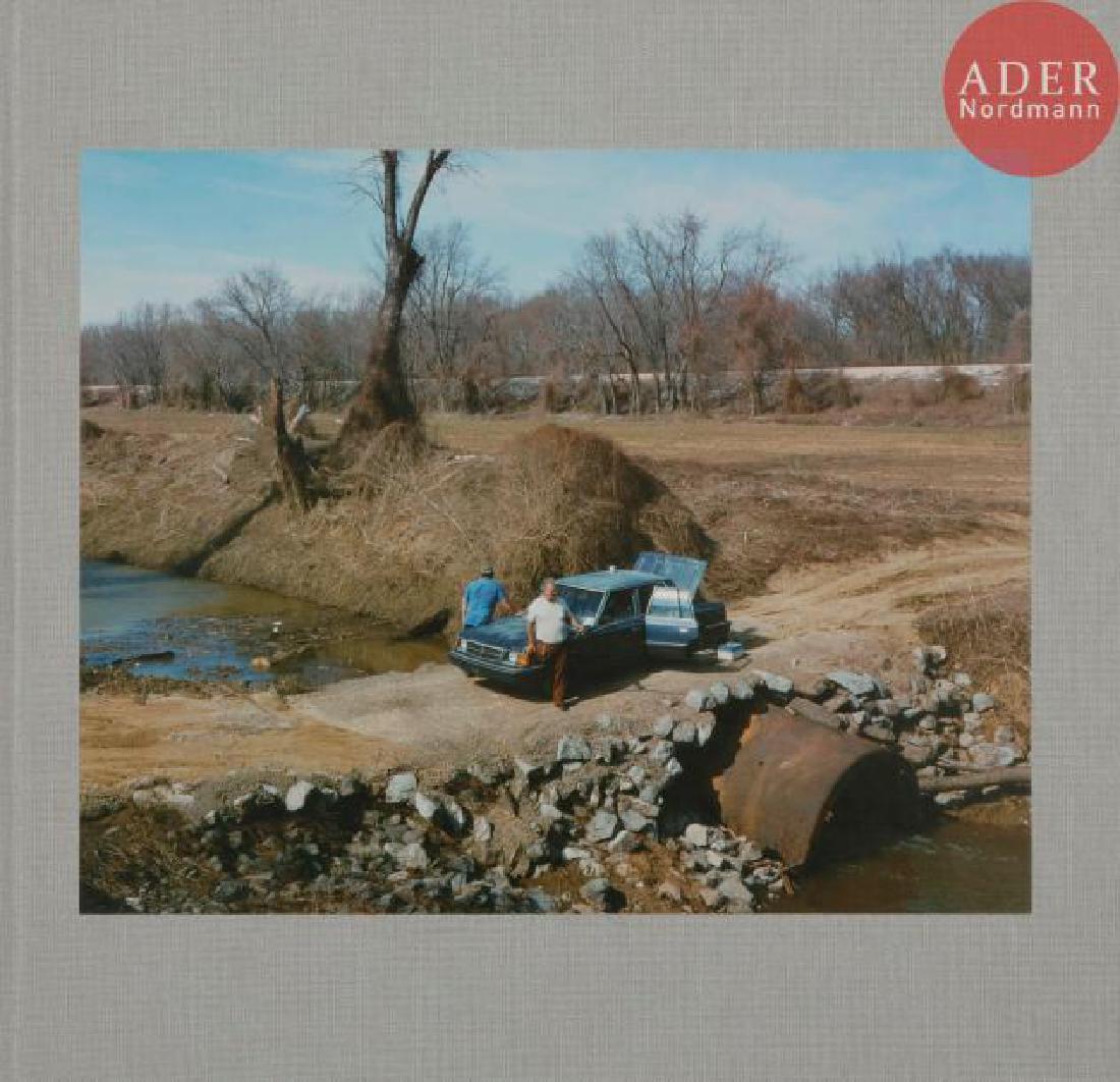 SOTH, ALEC (1969) Sleeping by the Mississippi.…: SOTH, ALEC (1969) Sleeping by the Mississippi. Steidl, 2008 In-4 (28 x 29 cm). TroisiÈme édition, signée en page de titre par Alec Soth. Cartonnage d’éditeur avec photogr