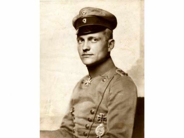 Portrait de Manfred Von Richthofen. Tirage argenti: Portrait de Manfred Von Richthofen. Tirage argentique d'époque du photographe Nicola Perscheid. 21,5 x 16,5 cm Manfred Von Richthofen portrait vintage gelatin silver print.