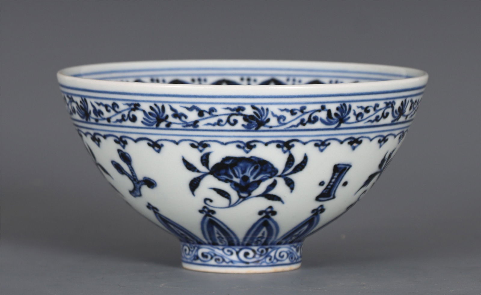 A CHINESE BLUE AND WHITE PORCELAIN FLORAL BOWL (1 of 9)