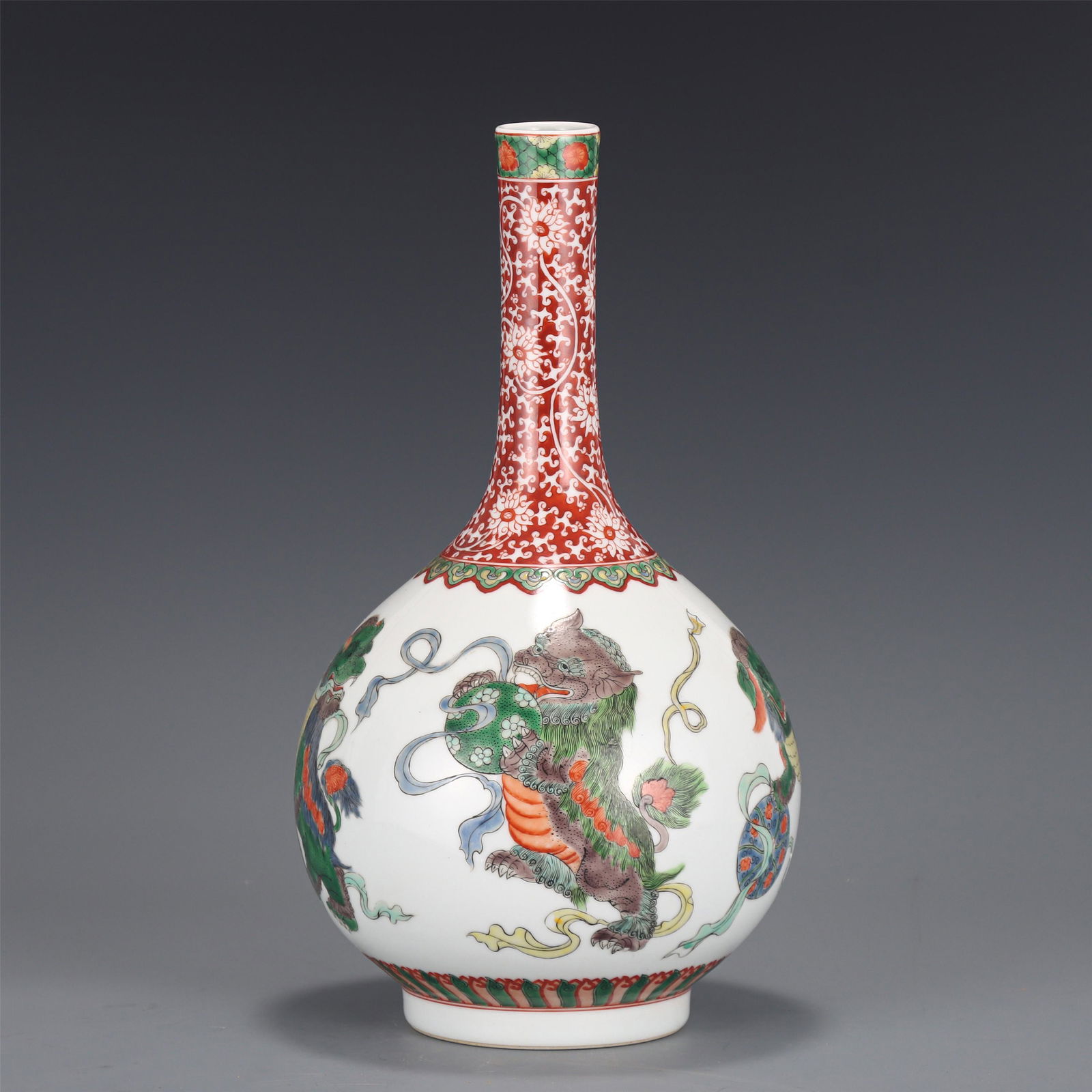 A CHINESE GU-CAI LIONS PORCELAIN VASE (1 of 8)