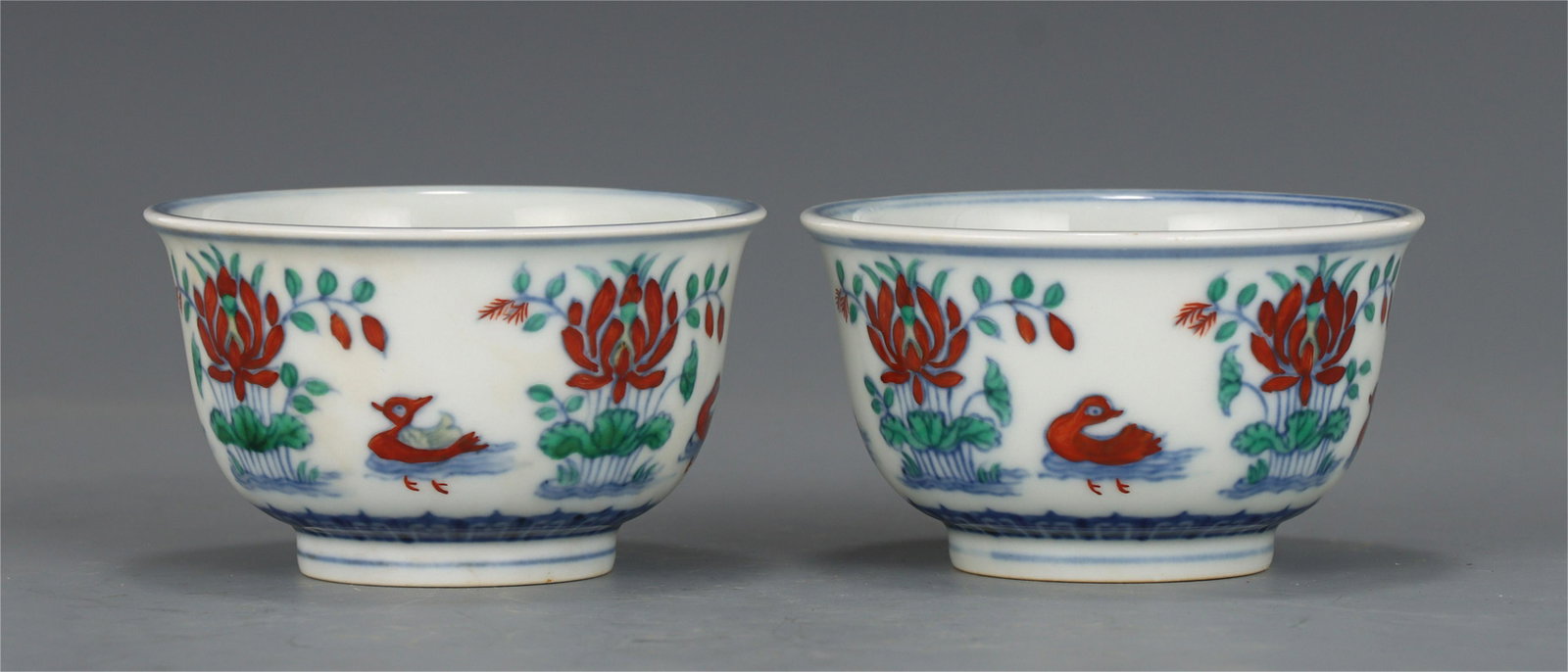 A PAIR OF CHINESE BLUE AND WHITE DOU-CAI PORCELAIN CUPS: H. 5.5 cm. W. 9 cm.
