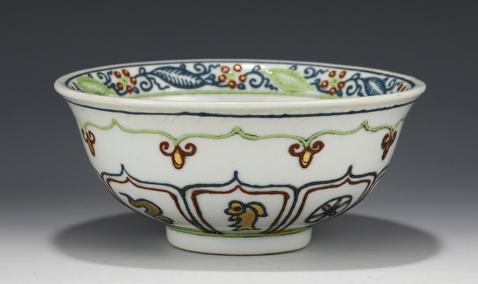 A CHINESE GOLD-PAINTED DOU-CAI GLAZED PORCELAIN BOWL: H. 7.5 cm. Diam. 17.5 cm. Weight 630 gram.