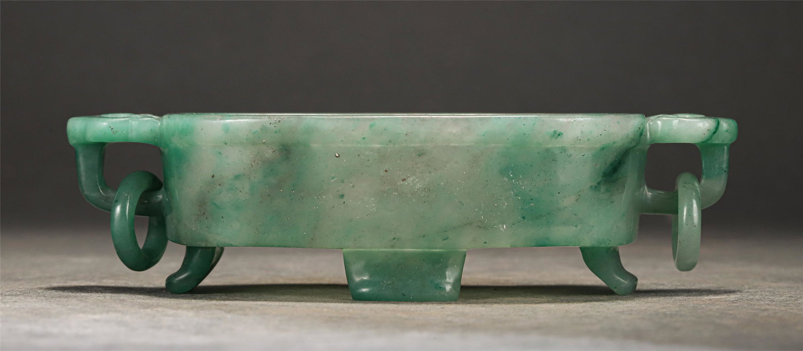 A CHINESE JADEITE TRIPOD CENSER WITH DOUBLE HANDLES: H. 4.4 cm. L. 16.3 cm. W. 7 cm. Weight 220 gram.