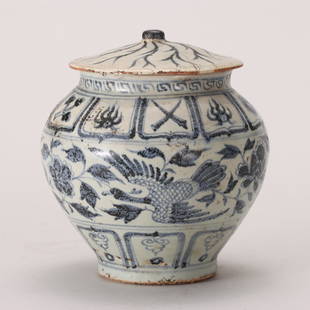 A CHINESE BLUE AND WHITE PORCELAIN PHOENIX LIDDED JAR: H. 14 cm. W. 13 cm.