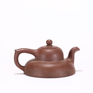 A CHINESE YIXING ZISHA CLAY TEA POT: L. 16 cm. W. 12 cm. H. 8 cm. Weight 290 gram.