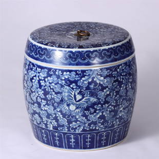 A CHINESE BLUE AND WHITE PORCELAIN FLOWERS TEA CANISTER: H. 22 cm. W. 23 cm.