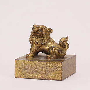 A CHINESE GILDING BRONZE SEAL: L. 8 cm. H. 8 cm. Weight 1930 gram.