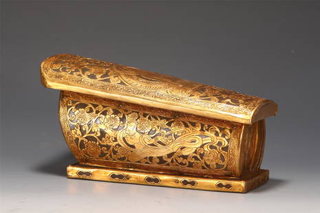 A CHINESE GILT BRONZE CRYSTAL COFFIN: L. 9 cm. W. 10 cm. H. 20 cm. Weight 1990 gram.