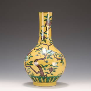 A CHINESE YELLOW GLAZE PORCELAIN VASE: L. 18 cm. H. 32 cm. Weight 1740 gram.