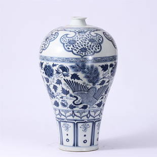 A CHINESE BLUE AND WHITE PORCELAIN FLOWERS VASE: H. 41 cm. W. 24 cm.