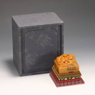 A CHINESE SOAPSTONE SEAL: L. 6.5 cm. H. 5 cm. Weight 460 gram.