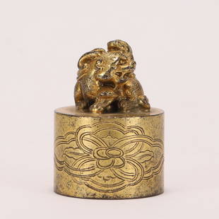 A CHINESE GILT BRONZE SEAL: L. 5.5 cm. H. 7.5 cm. Weight 950 gram.