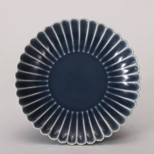 A CHINESE BLUE GLAZE PORCELAIN DISH: H. 4 cm. W. 18 cm.