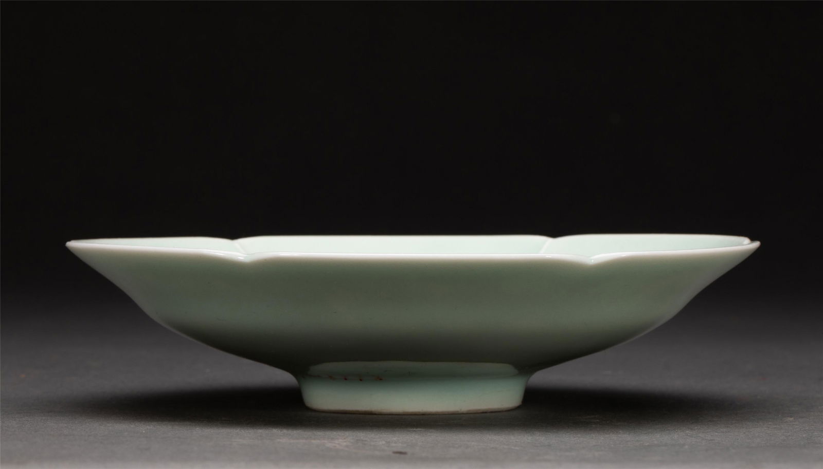 A CHINESE CELADON GLAZE PORCELAIN DISH (1 of 7)
