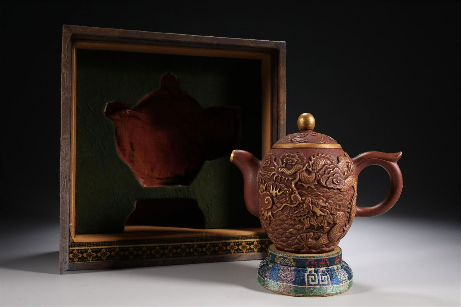 A CHINESE ZISHA CLAY DRAGON PATTERN GOLD PAINTED TEAPOT: 14x8x12 cm. Weight 290 gram.