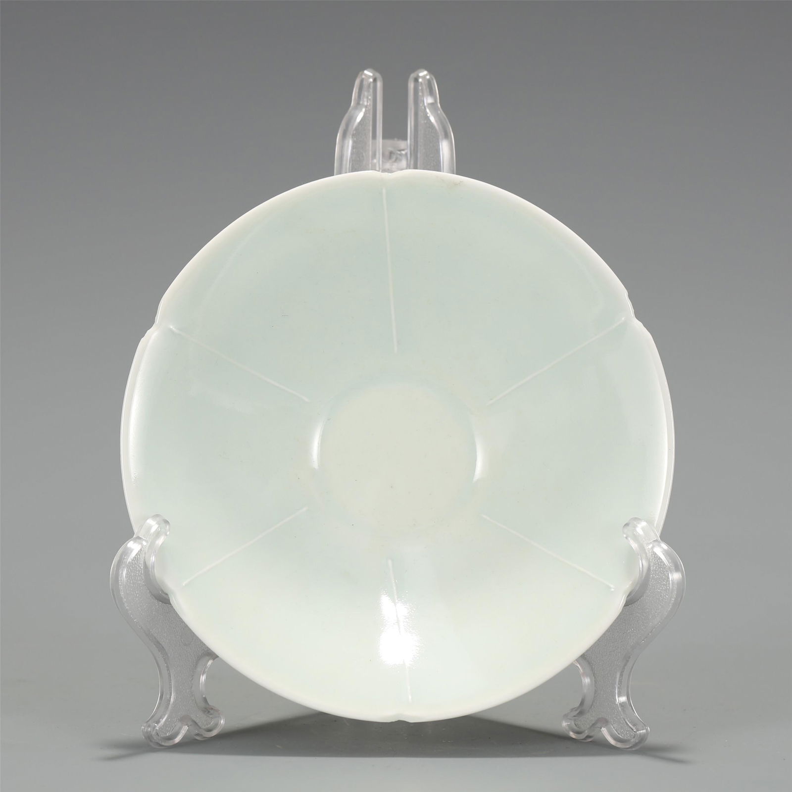 A CHINESE CELADON GLAZE PORCELAIN DISH (1 of 7)