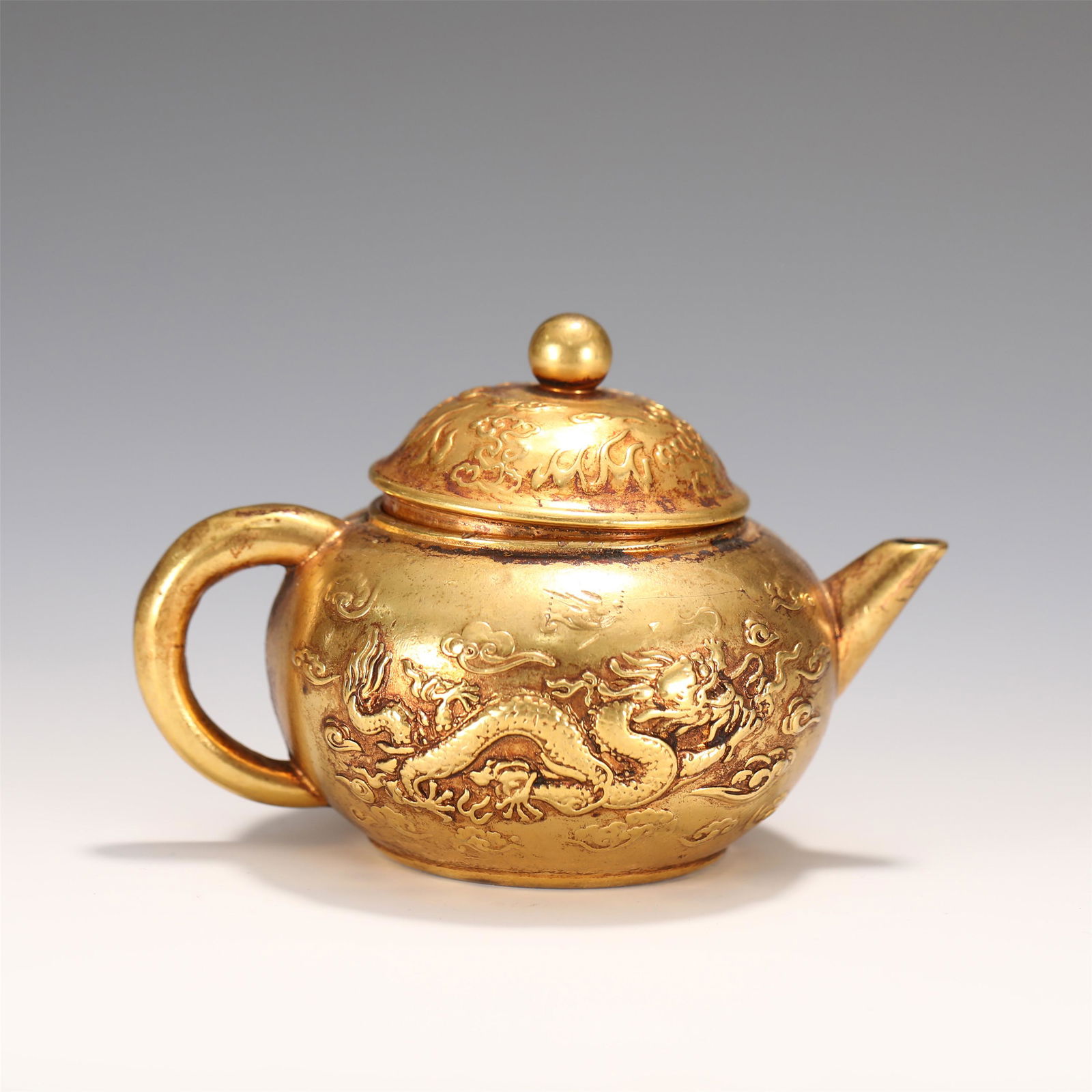 A CHINESE GILT BRONZE TEAPOT (1 of 11)