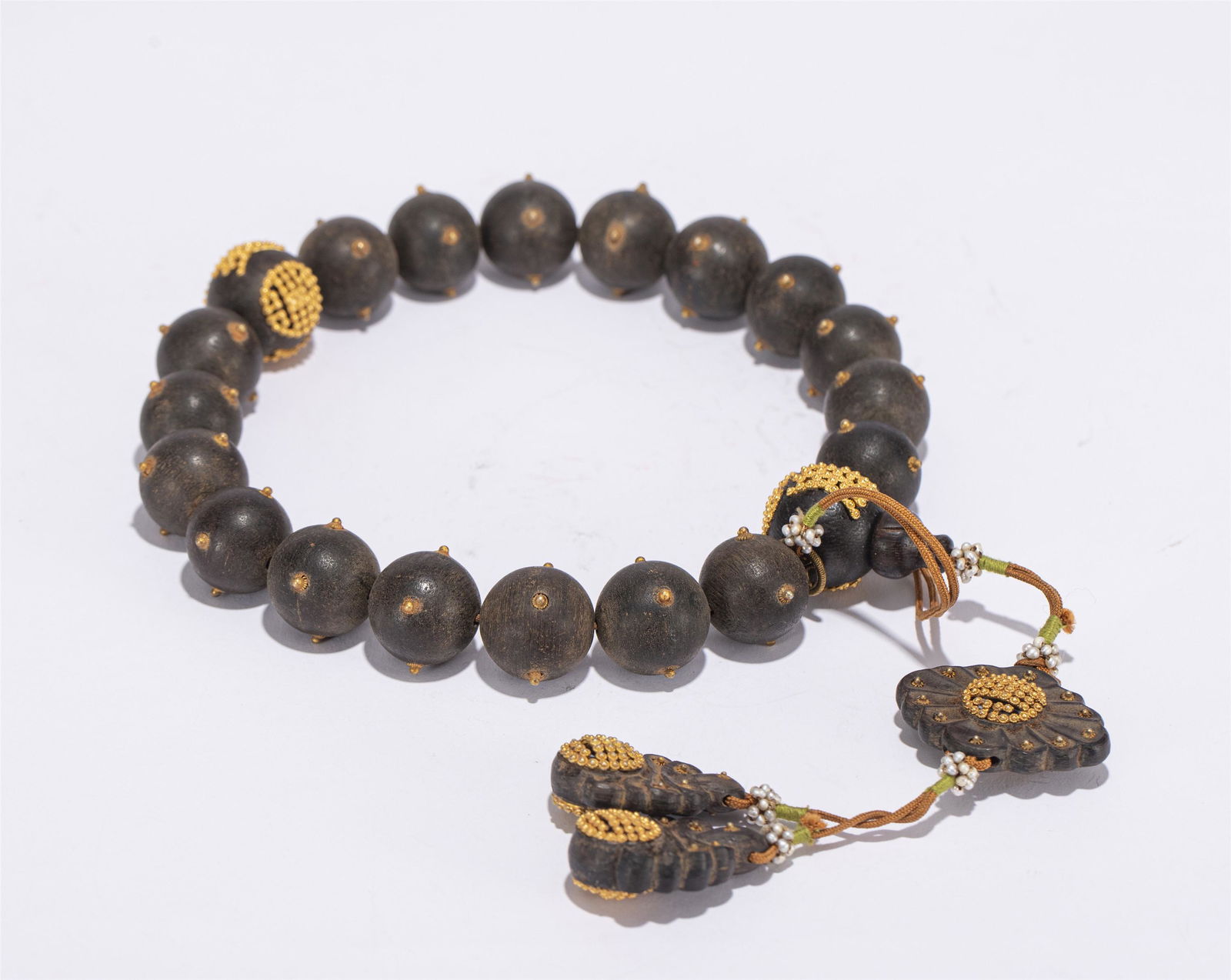 A CHINESE CHENXIANG BRACELET (1 of 6)