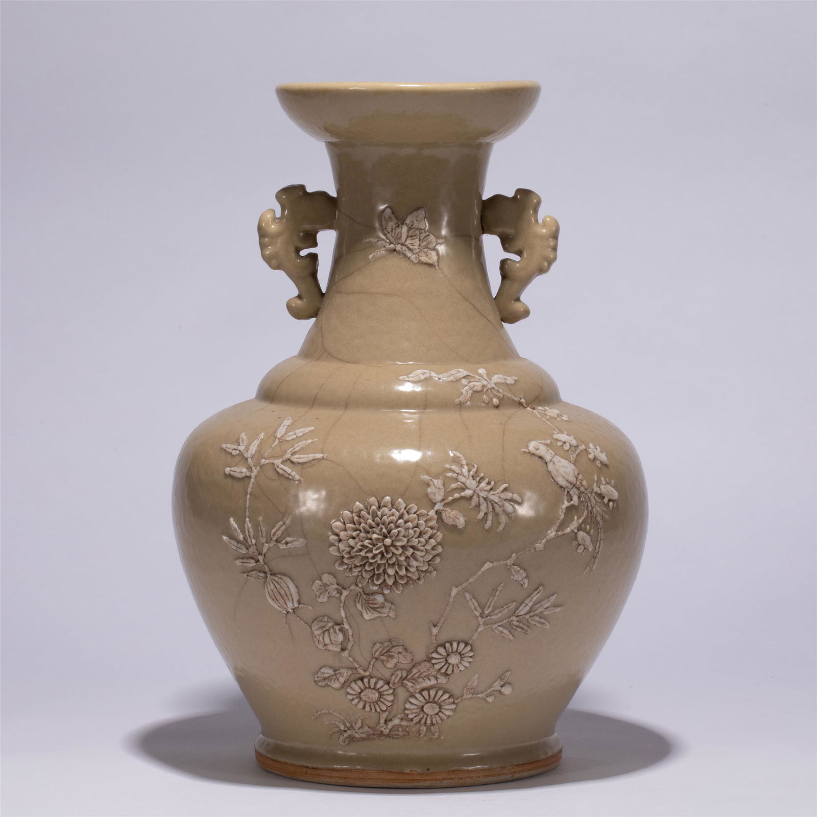 A CHINESE GUAN TYPE GLAZE PORCELAIN DOUBLE HANDLE VIEWS VASE (1 of 10)