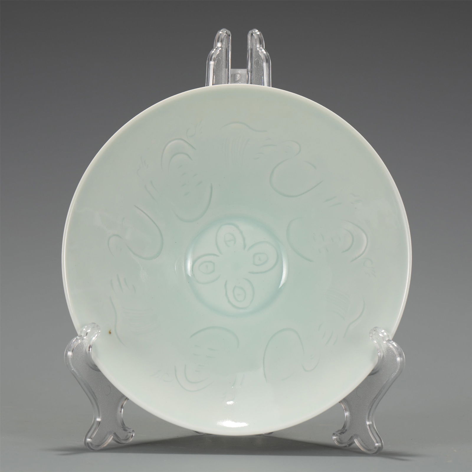 A CHINESE CELADON GLAZE PORCELAIN DISH (1 of 8)