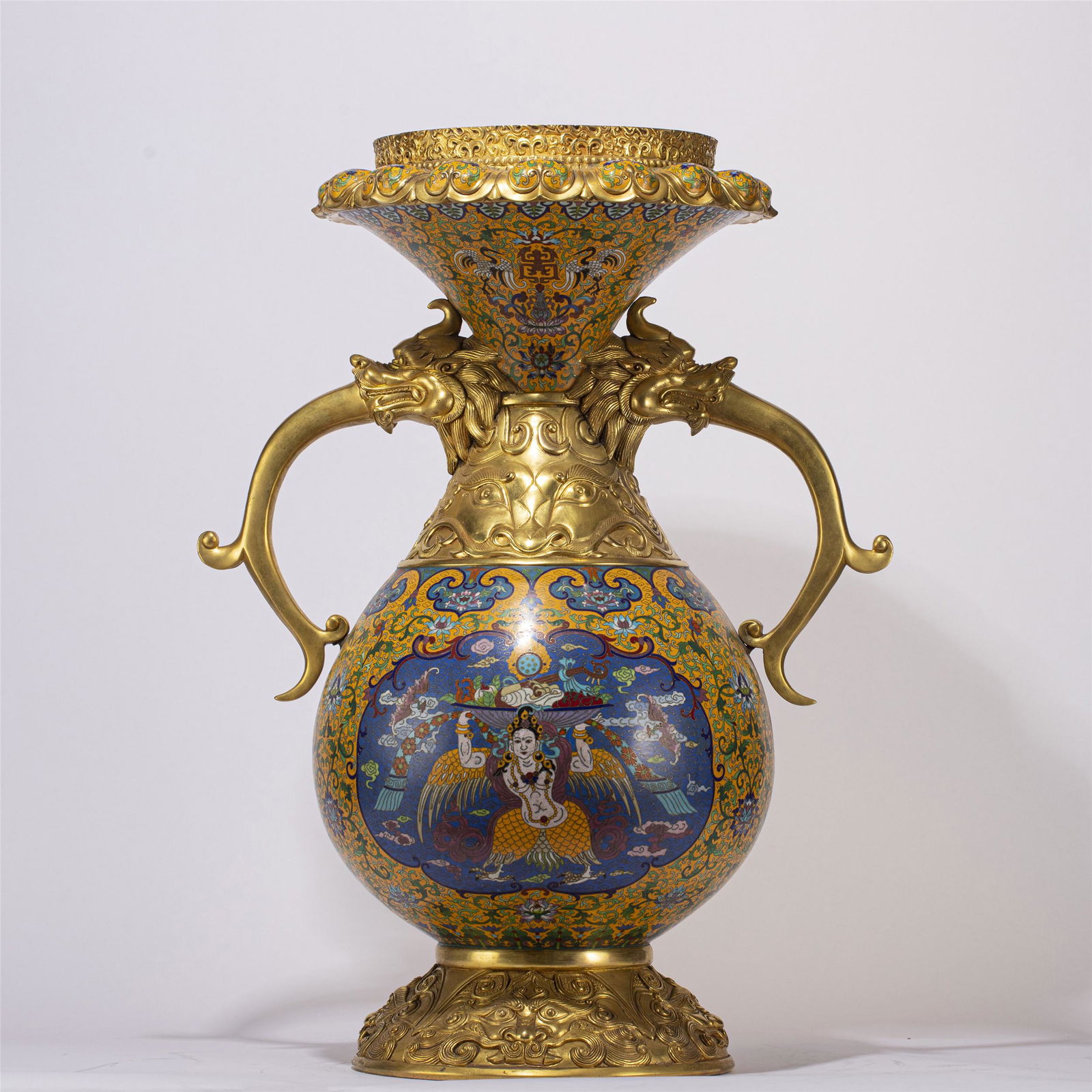 A CHINESE CLOISONNE ENAMEL BEAST HANDLE VASE (1 of 11)