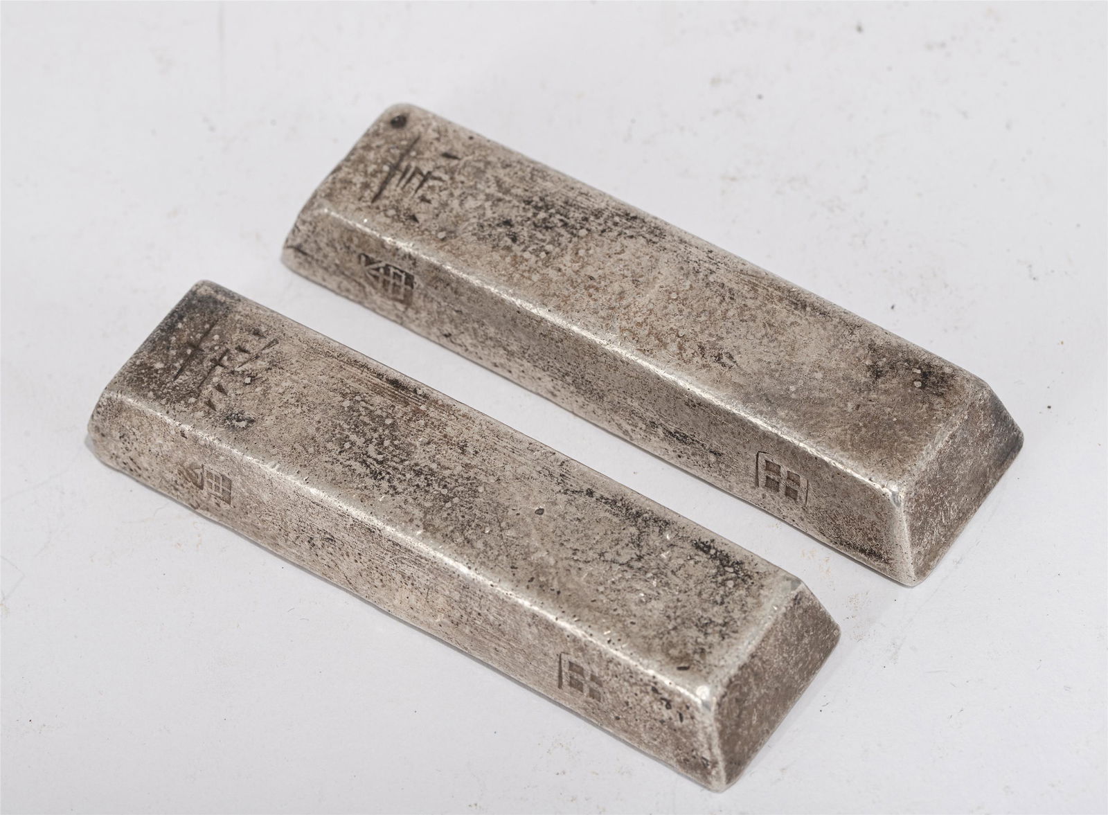 A PAIR OF CHINESE SILVER BARS (1 of 8)