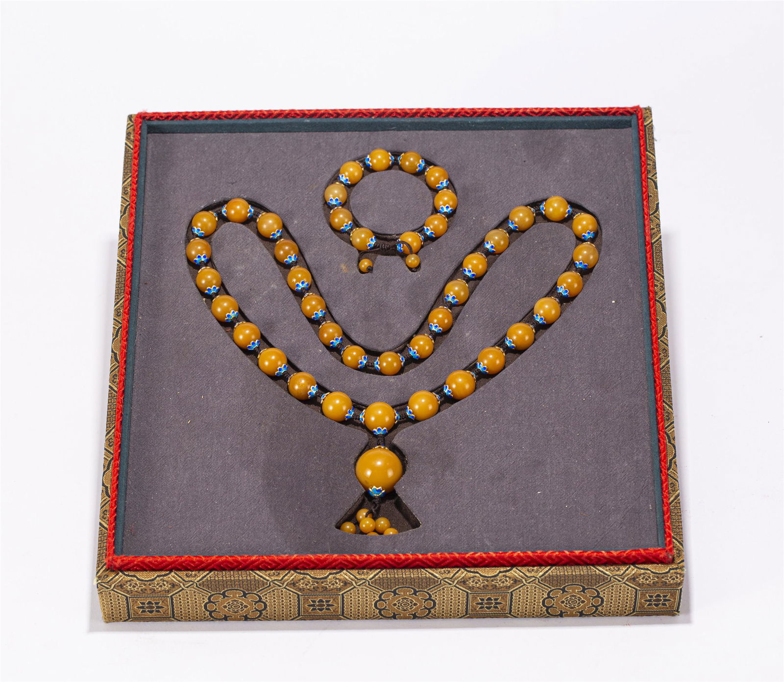 A CHINESE SOAPSTONE BRACELET NECKLACE (1 of 8)