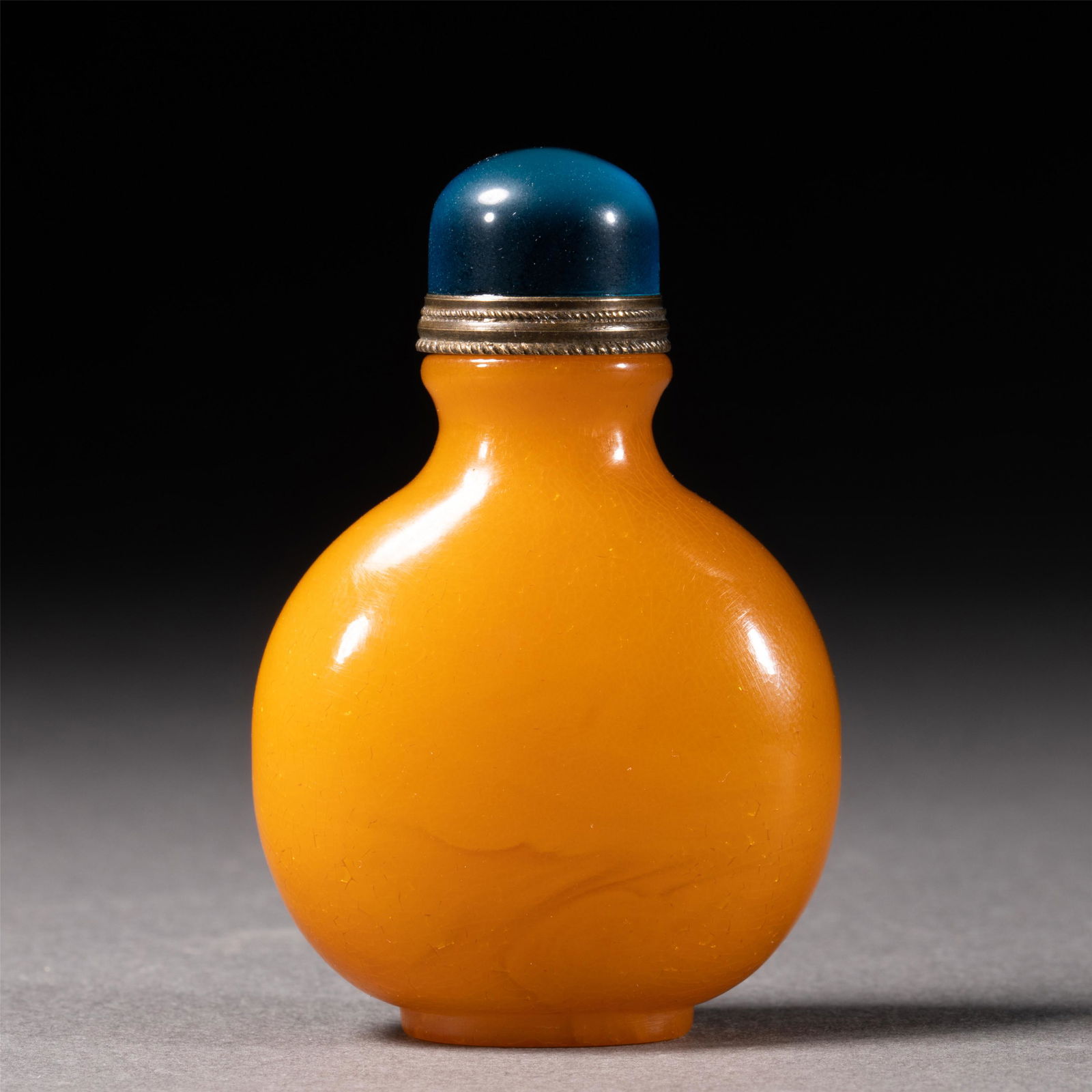 A CHINESE AMBER SNUFF BOTTLE (1 of 9)