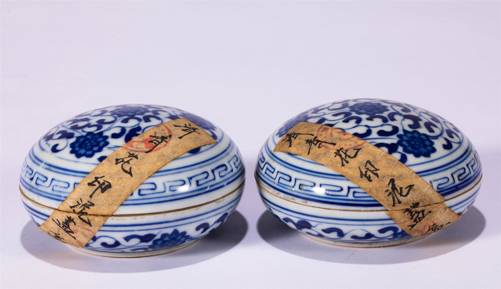 A PAIR OF CHINESE BLUE AND WHITE LIDDED BOX (1 of 10)