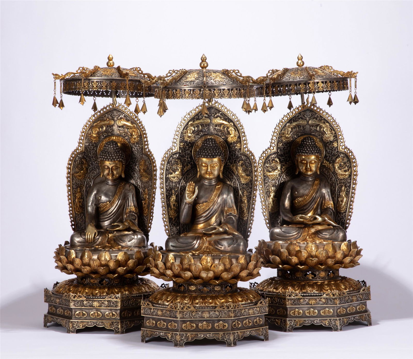 A GROUP OF CHINESE SILVER FIGURE OF BUDDHA STATUE (1 of 17)