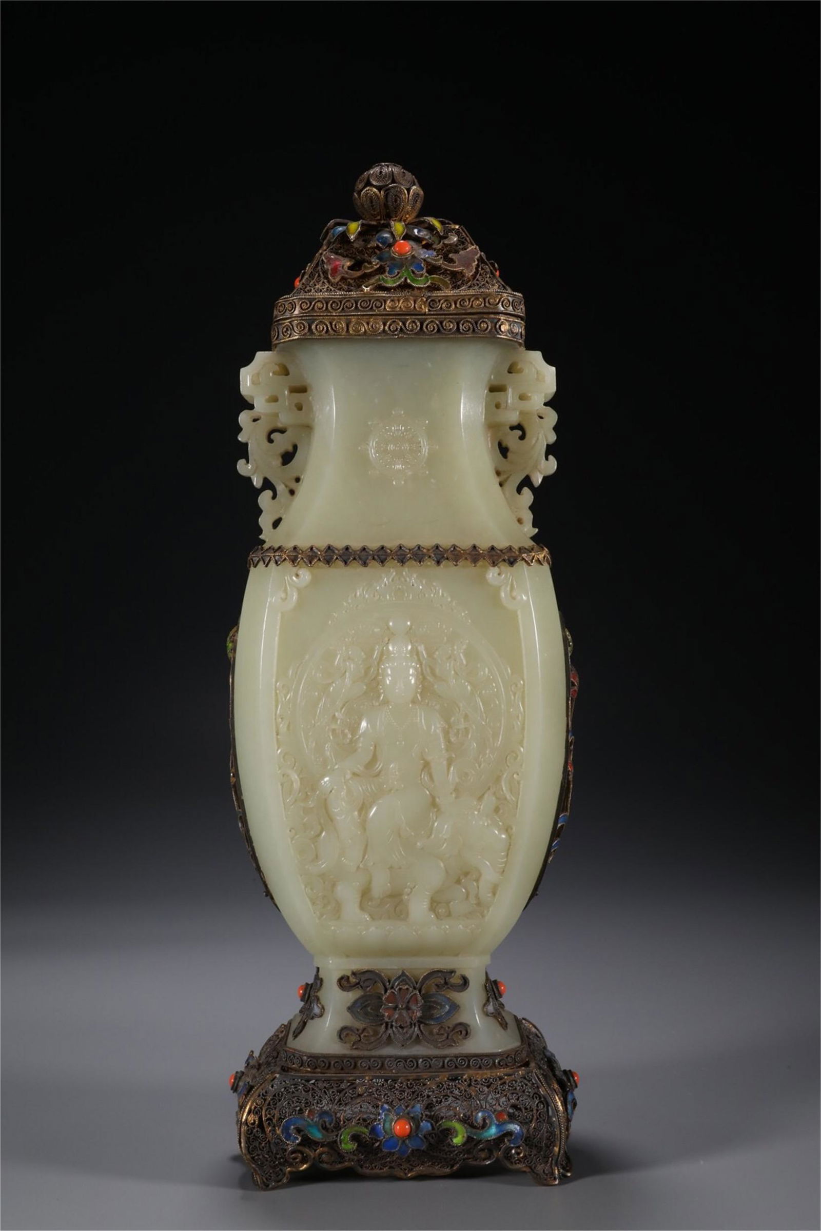 A CHINESE JADE VIEWS VASE (1 of 9)