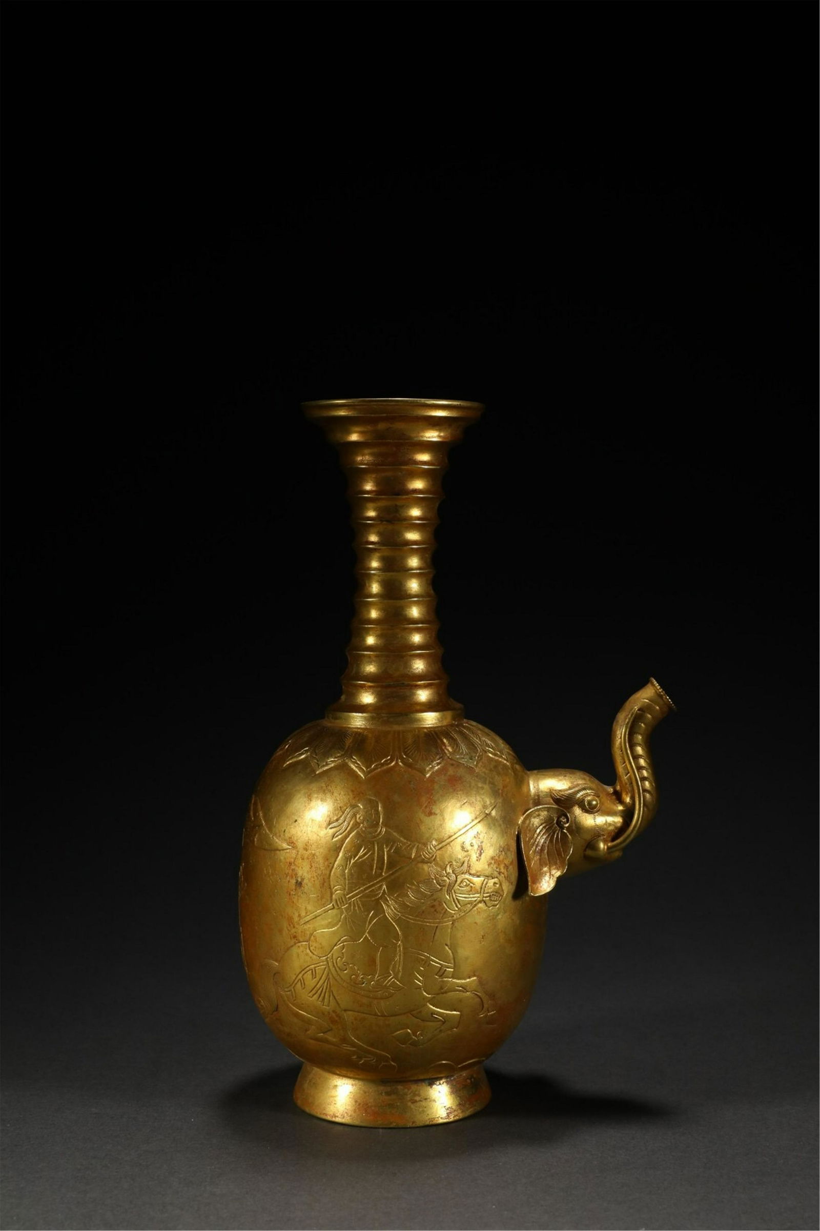 A CHINESE GILDING VIEWS VASE (1 of 9)