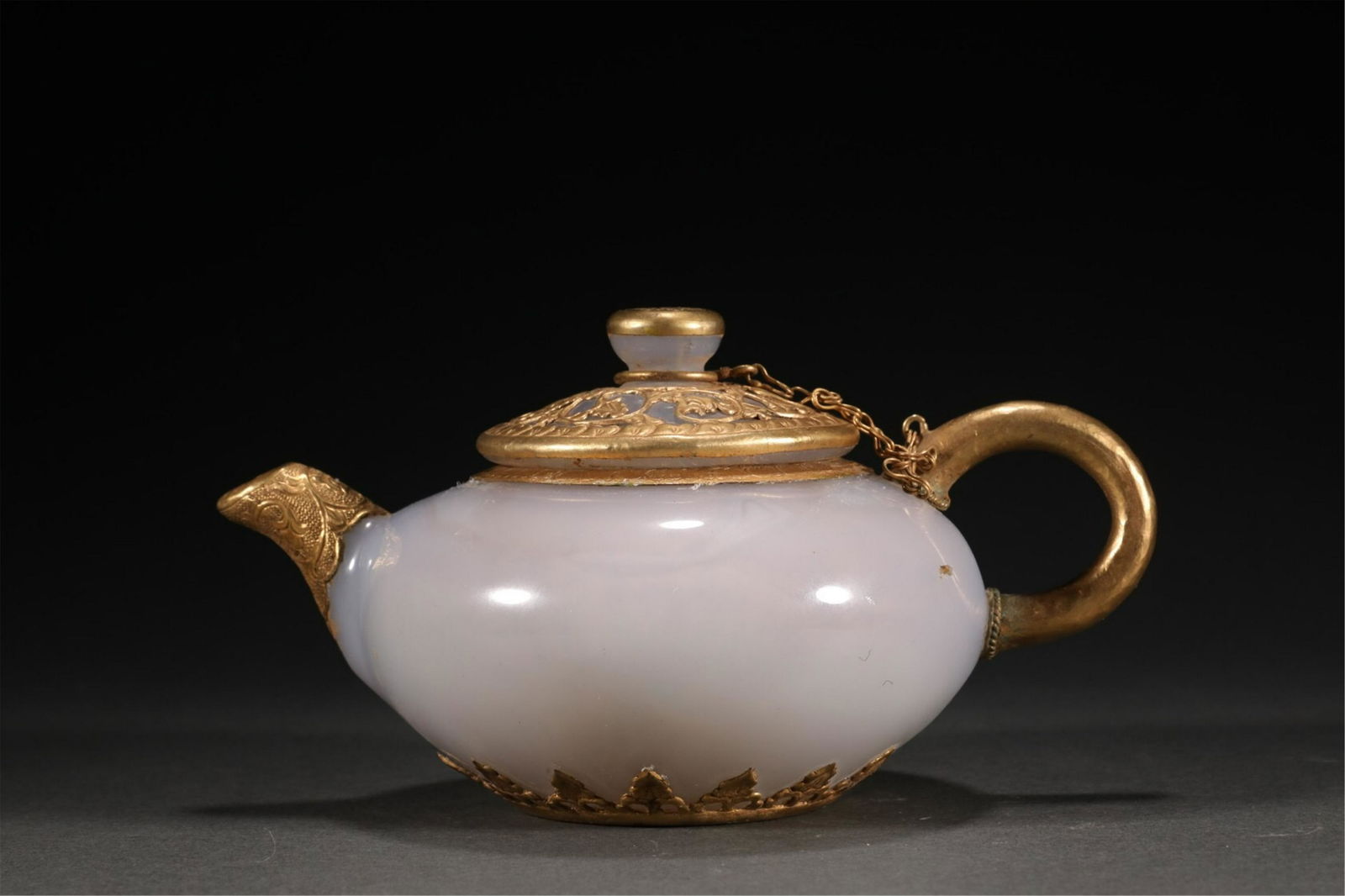 A CHINESE AGATE TEAPOT (1 of 9)
