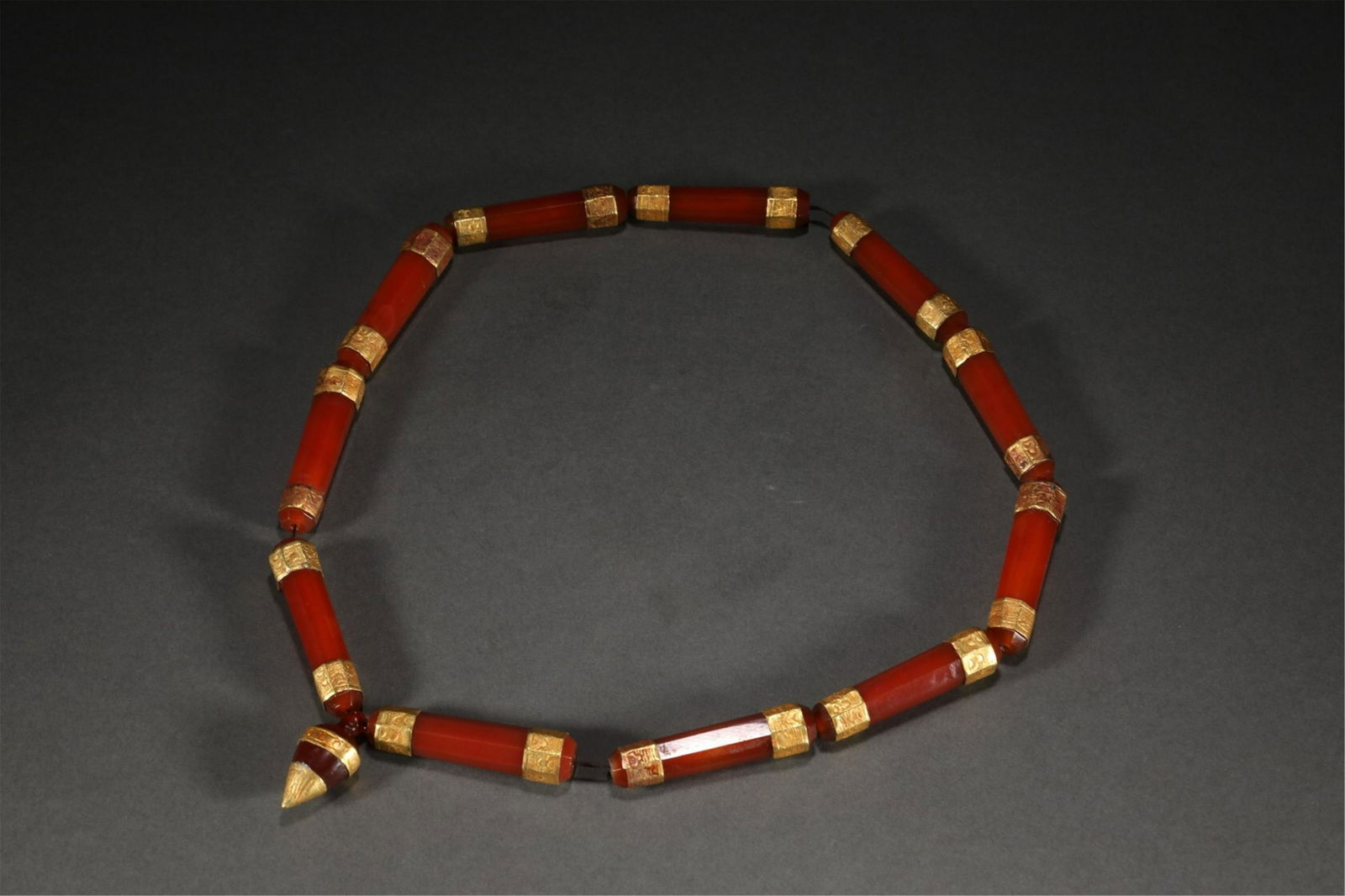 A CHINESE AGATE NECKLACE (1 of 9)