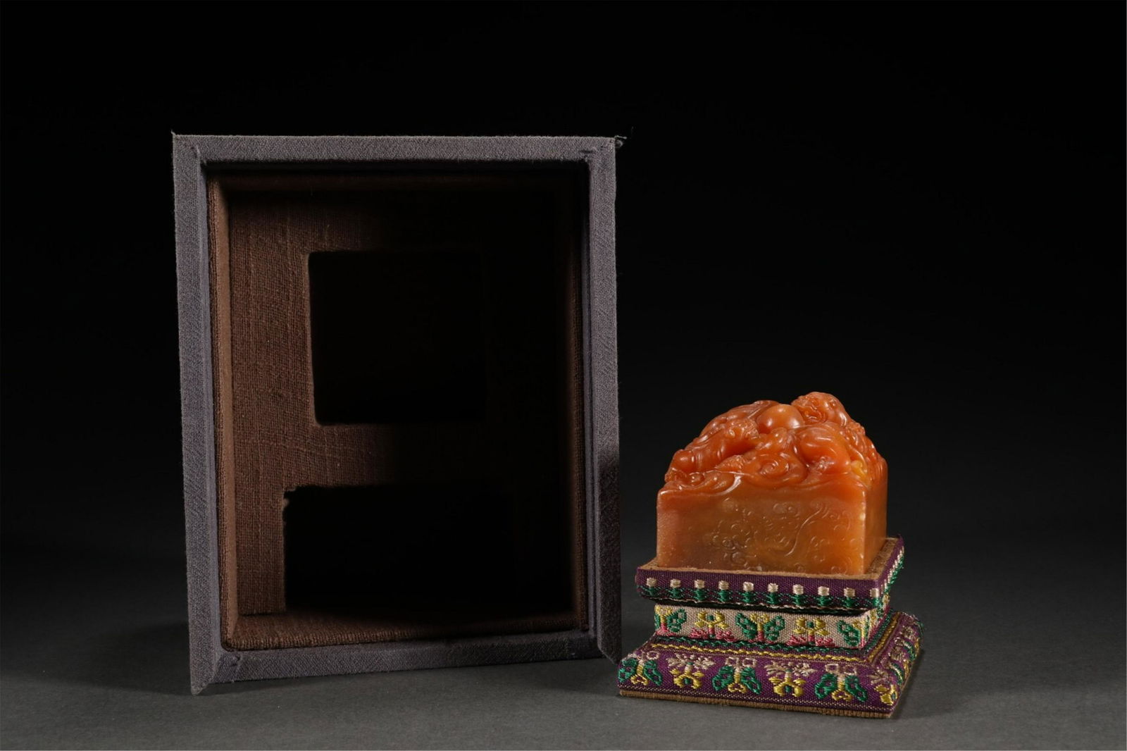 A CHINESE SOAPSTONE DRAGON SEAL (1 of 9)