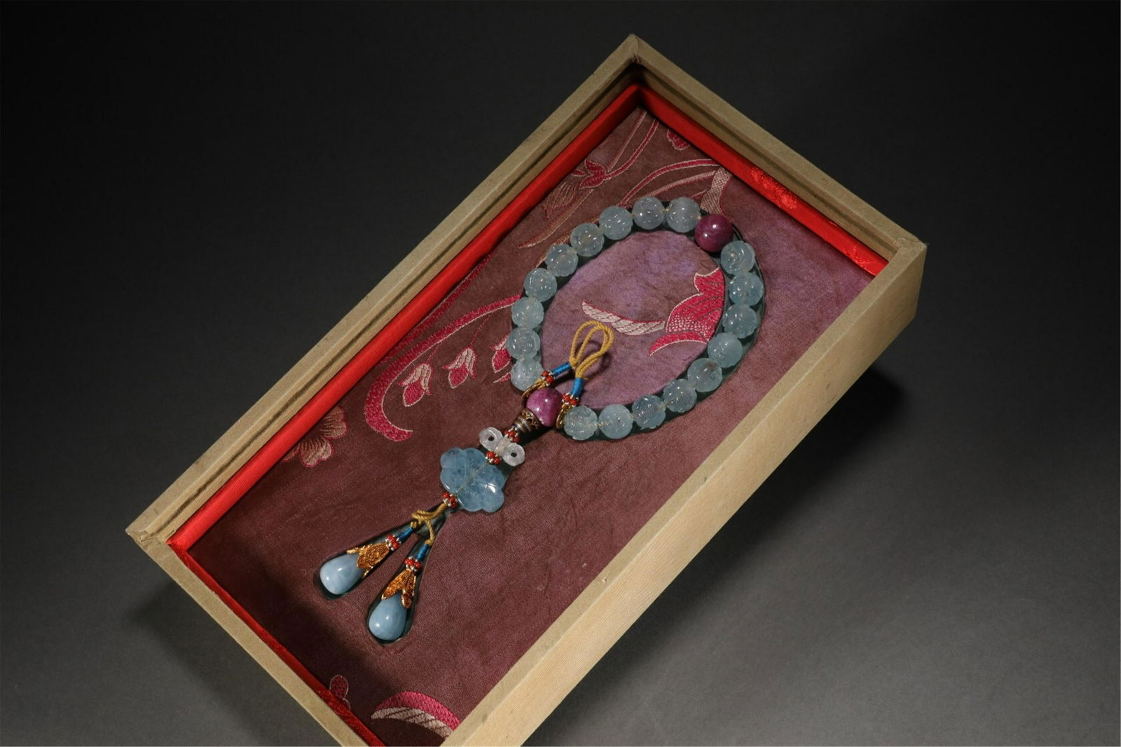 A CHINESE AQUAMARINE BRACELET (1 of 9)