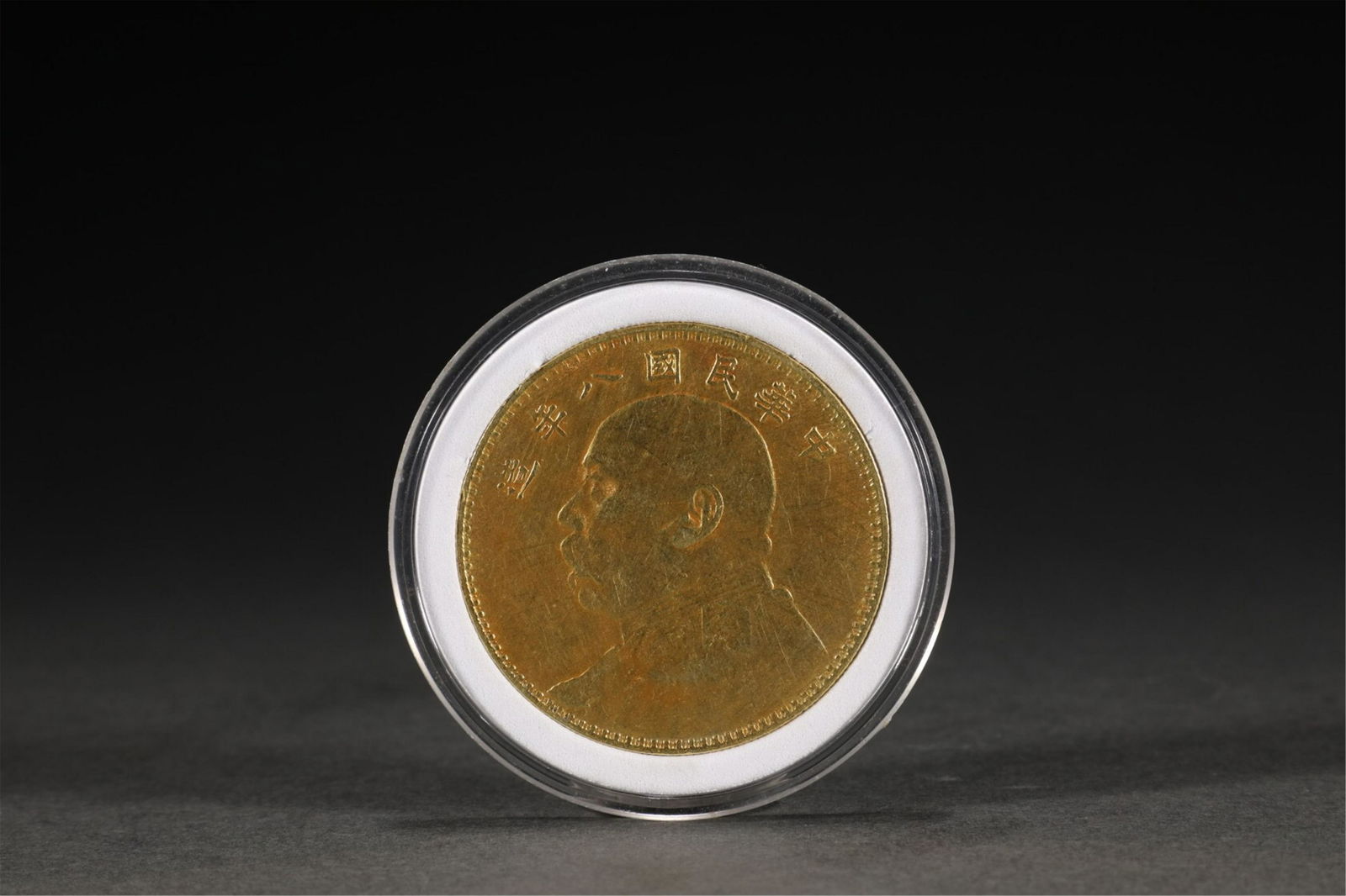 A CHINESE GILT SILVER COIN (1 of 6)