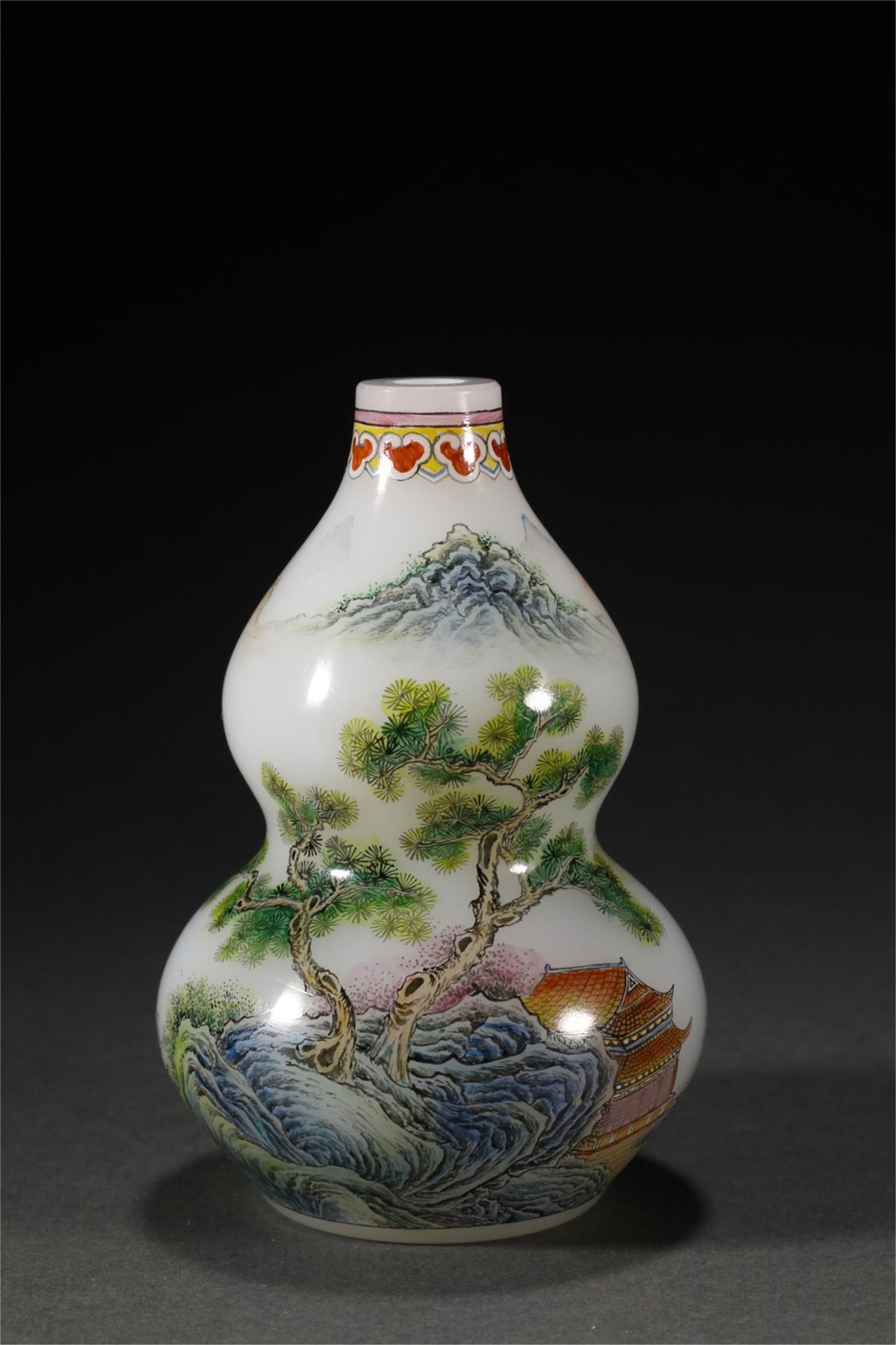 A CHINESE PEKING GLASS MOUNTAINS LANDSCAPE SNUFF BOTTLE (1 of 9)